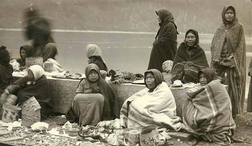 Indian_women_selling_baskets_pottery